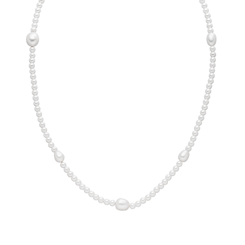Weiße Perlenkette von PURELEI mit unterschiedlichen Perlenformen, elegant und zeitlos.