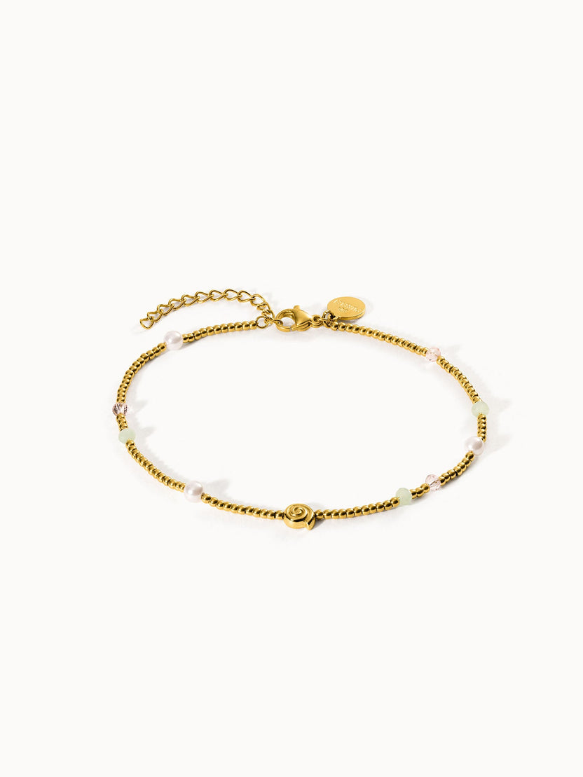 Goldenes Armband mit Perlen und bunten Akzenten von PURELEI, elegant und feminin.
