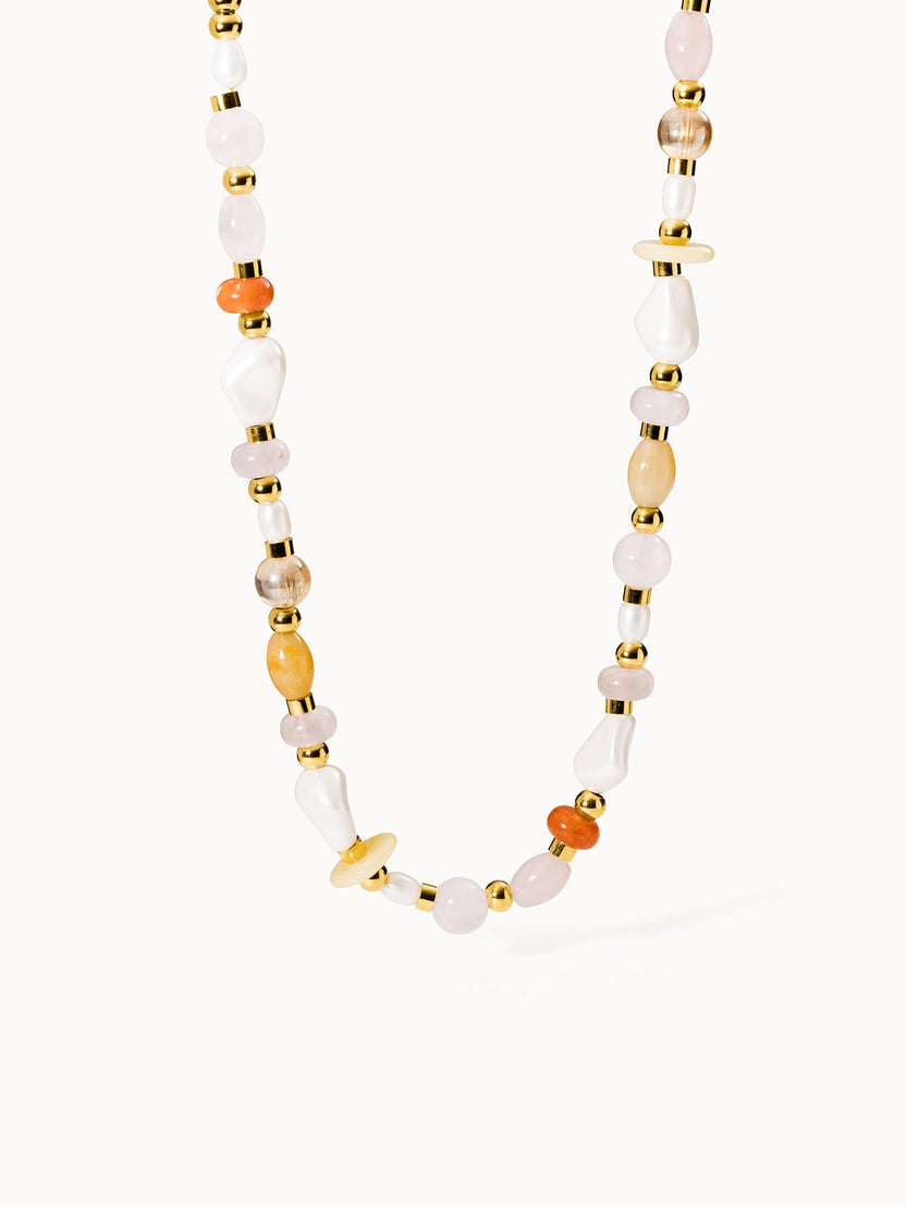 Bunte Perlenkette mit goldenen Akzenten von PURELEI, strahlt tropische Leichtigkeit aus.