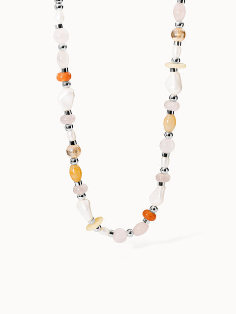 Bunte Perlenkette mit Muscheln und Silberdetails von PURELEI, strahlt tropische Leichtigkeit aus.
