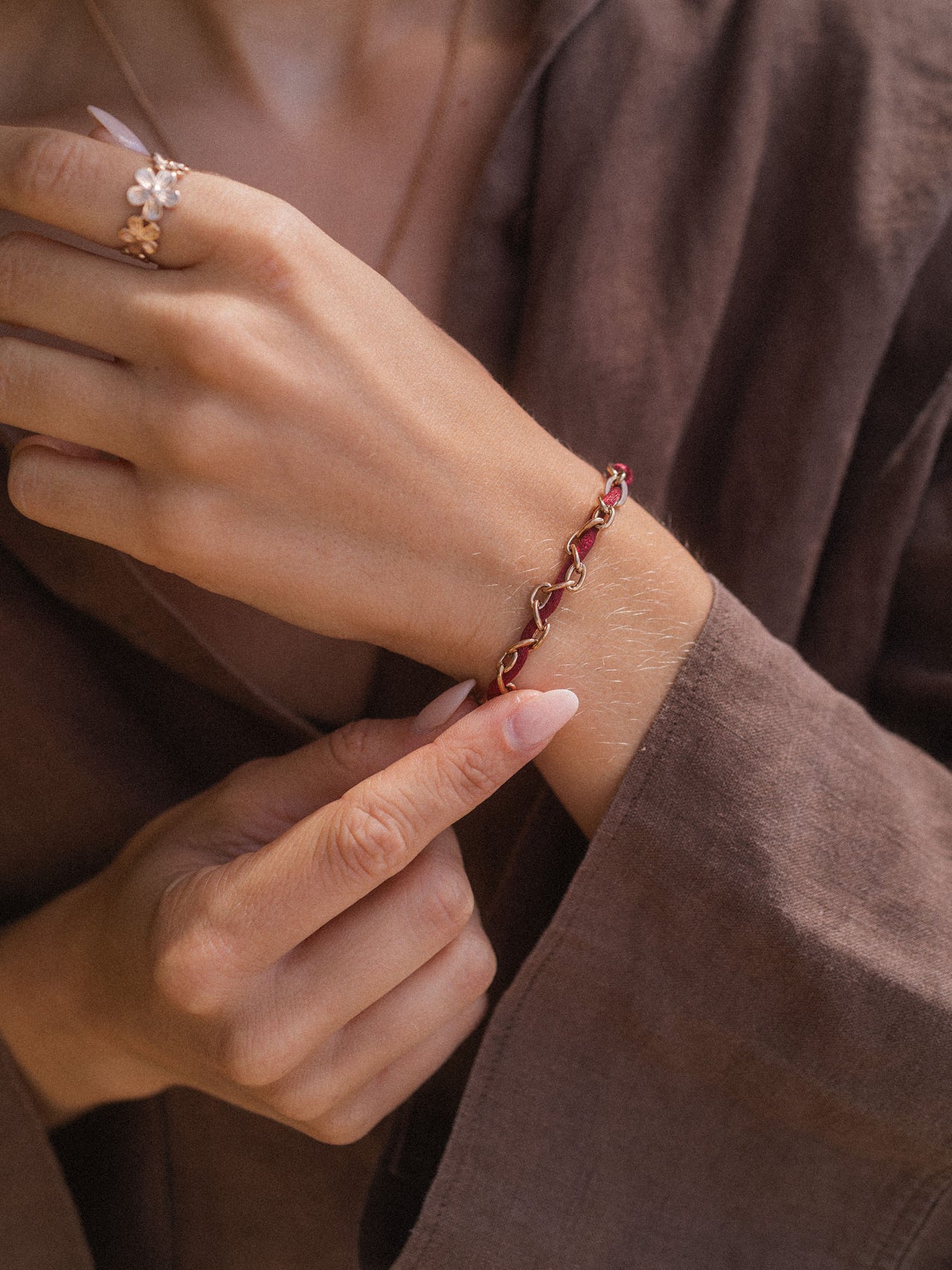Roségoldenes Armband mit Kettendesign, getragen an elegantem Handgelenk – PURELEI.
