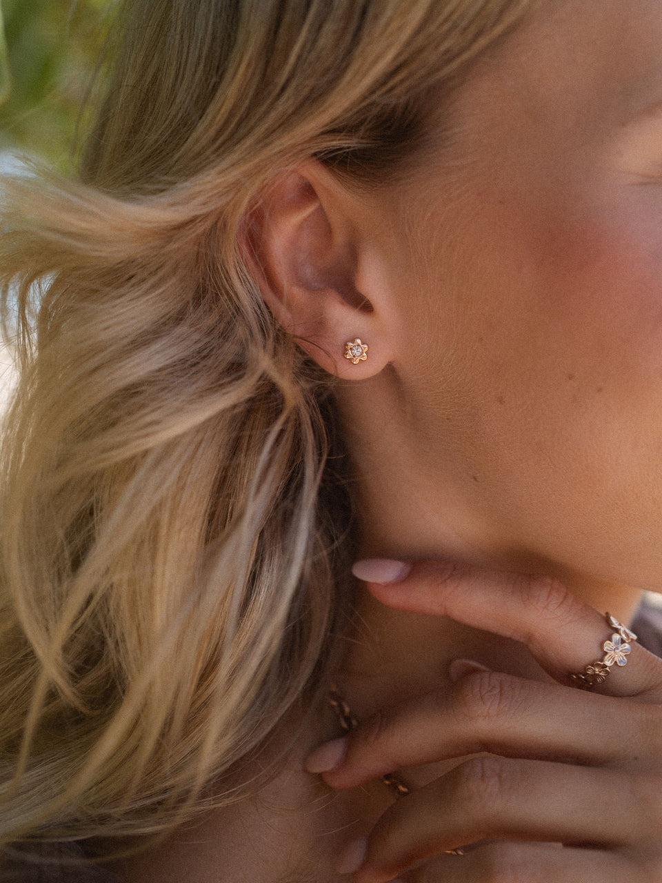 Roségoldene Blüten-Ohrringe von PURELEI, elegant und feminin, strahlen natürliche Schönheit aus.