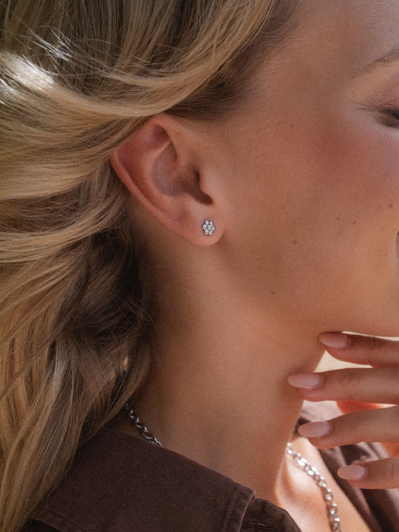 Roségoldene Ohrringe mit floralen Details, getragen in natürlicher Umgebung – PURELEI.