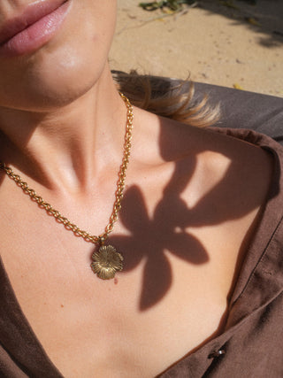 Roségoldene Kette mit floralen Anhänger, getragen in warmem Sonnenlicht – PURELEI.