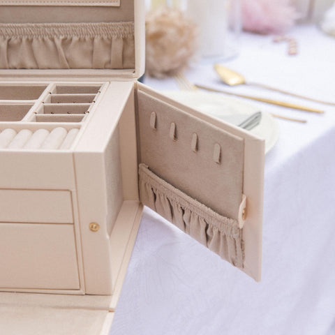 PURELEI Schmuckbox in beige aus Wildleder und PU mit integriertem Spiegel, elegant und feminin für Deine Schätze.