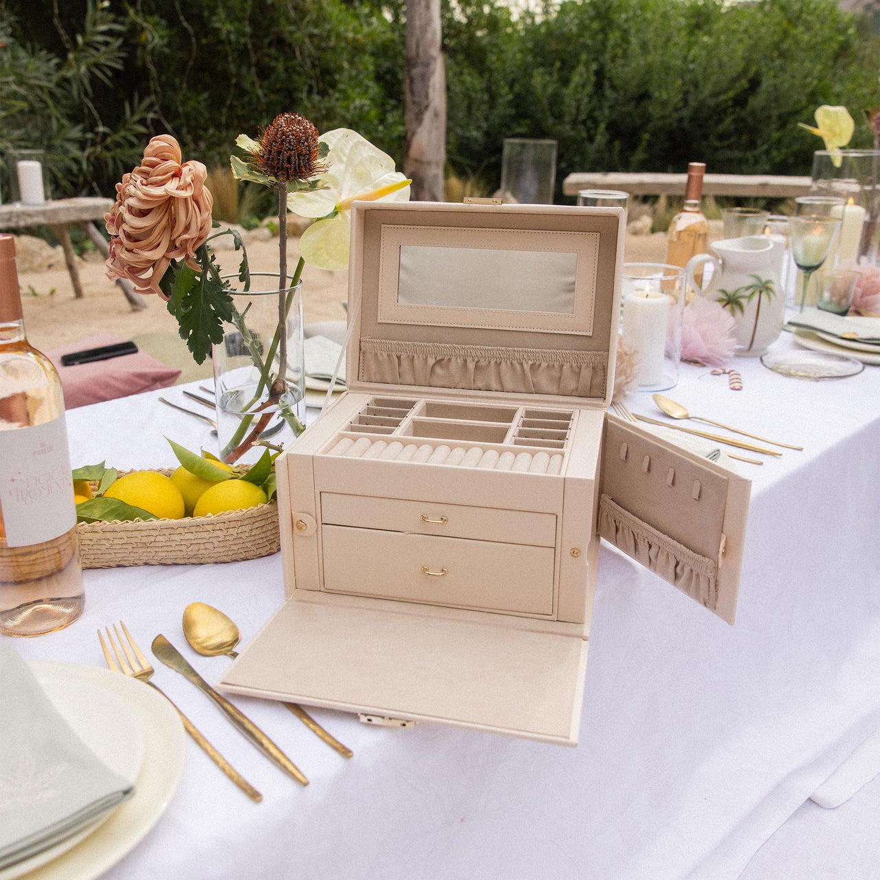 PURELEI Schmuck Box in Beige mit Wildleder, integriertem Spiegel, elegant und feminin inspiriert von Island-Spirit.