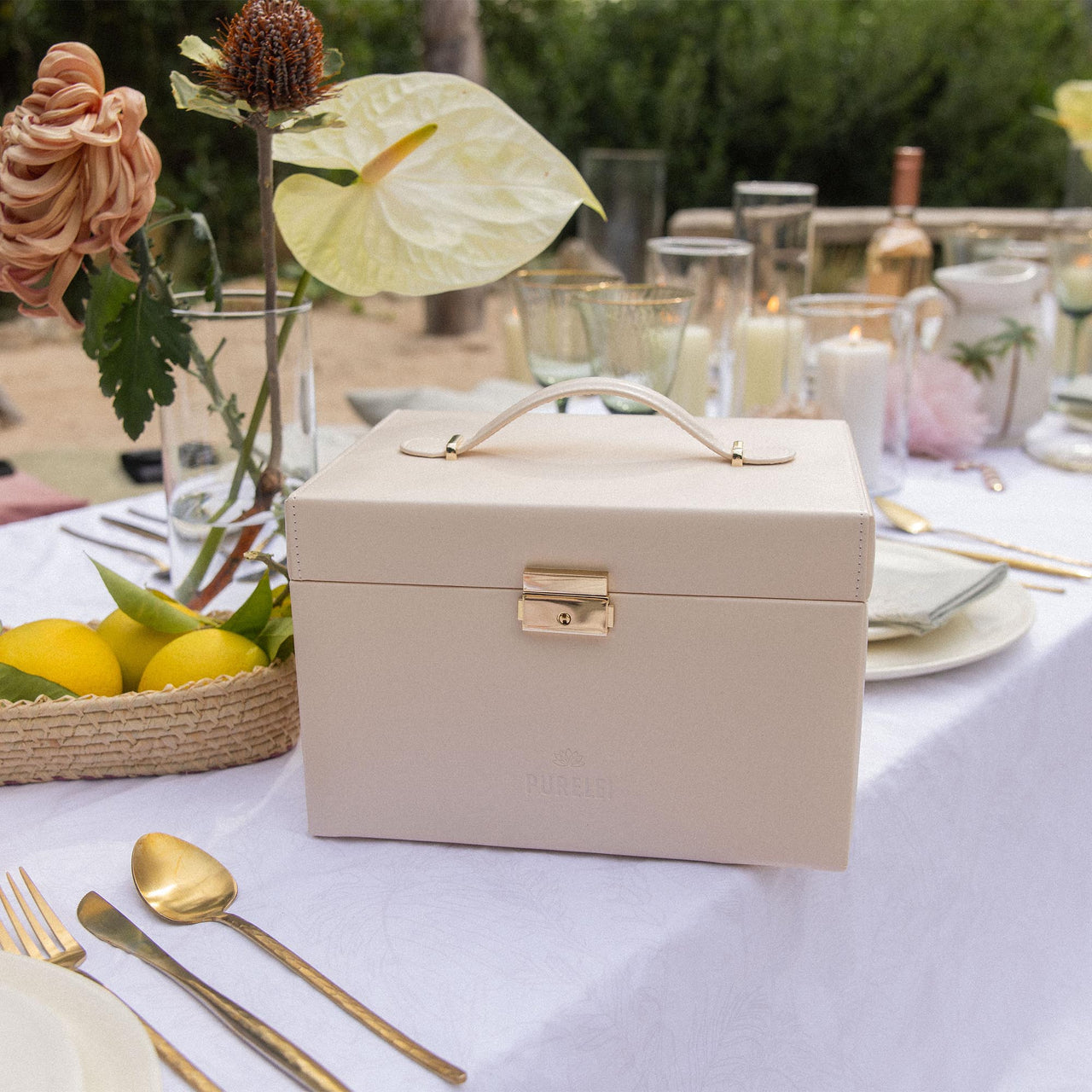 PURELEI Schmuckbox in Beige aus Wildleder und PU mit integriertem Spiegel, elegant inszeniert auf festlich gedecktem Tisch