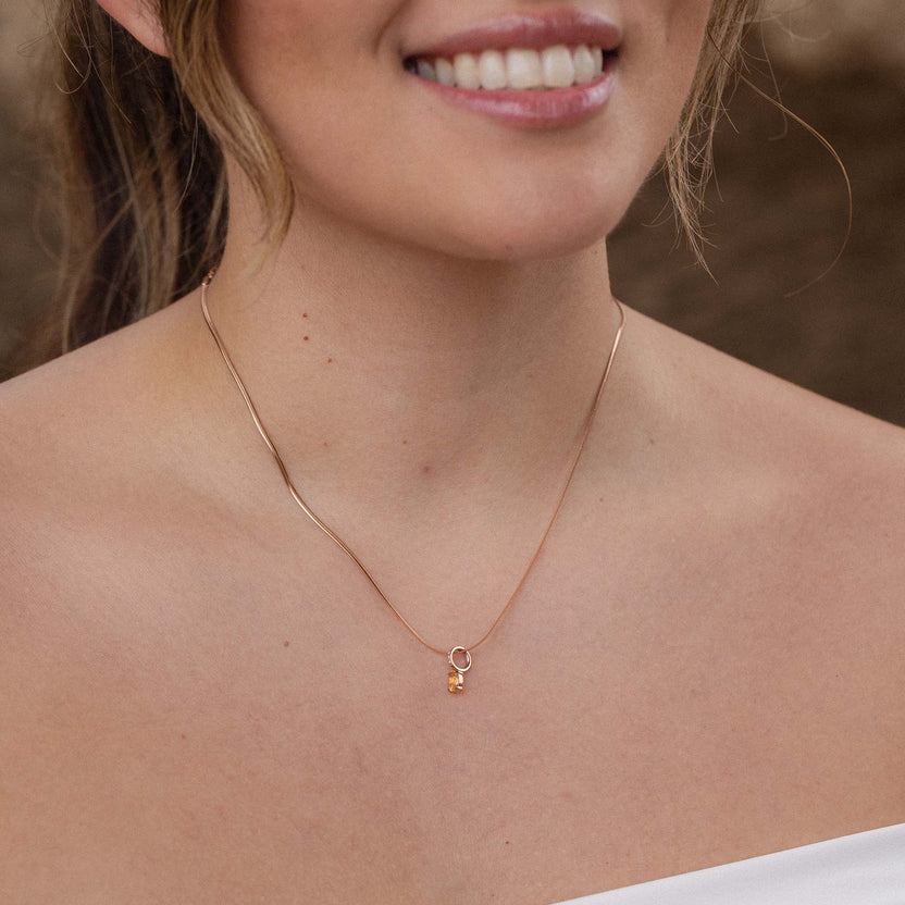 Zarte, roségoldene Kette mit Anhänger, getragen von einer Frau, PURELEI.