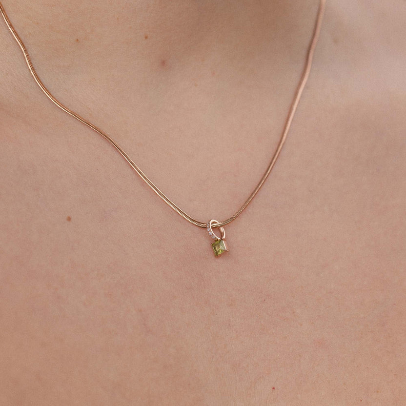 Roségoldene Kette mit zartem Anhänger, getragen auf der Haut, PURELEI-Design.