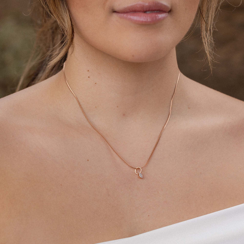 Zarte Roségoldkette mit Anhänger, getragen am Hals, PURELEI inspiriert.