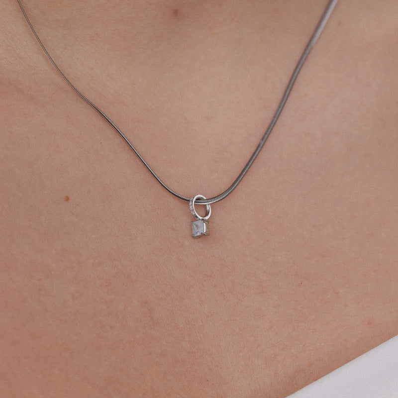 Silberne Kette mit quadratischem Anhänger, elegant und feminin, von PURELEI.