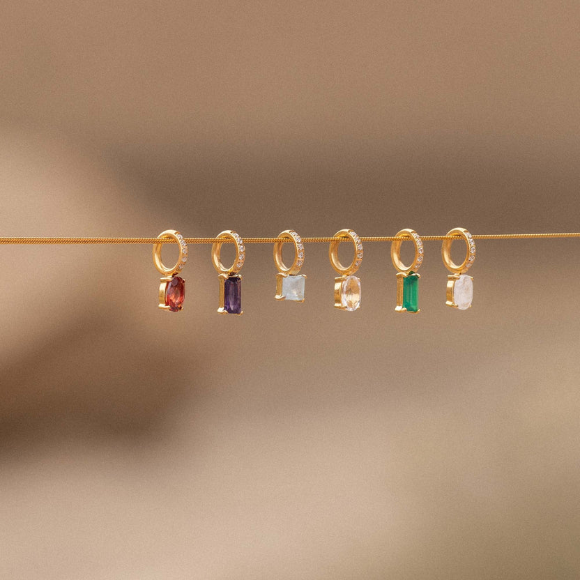 Goldene Ohrringe mit bunten Steinen, elegant und feminin, von PURELEI.