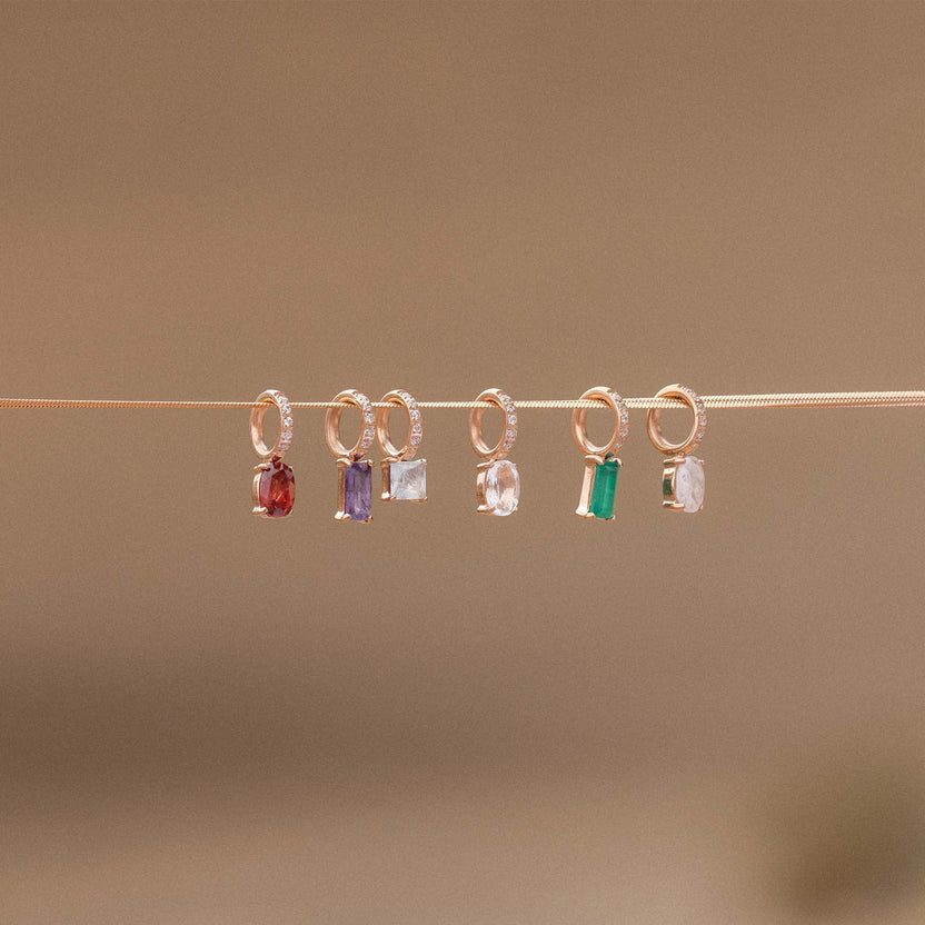 Elegante Creolen mit bunten Anhängern, PURELEI, strahlen feminine Leichtigkeit aus.