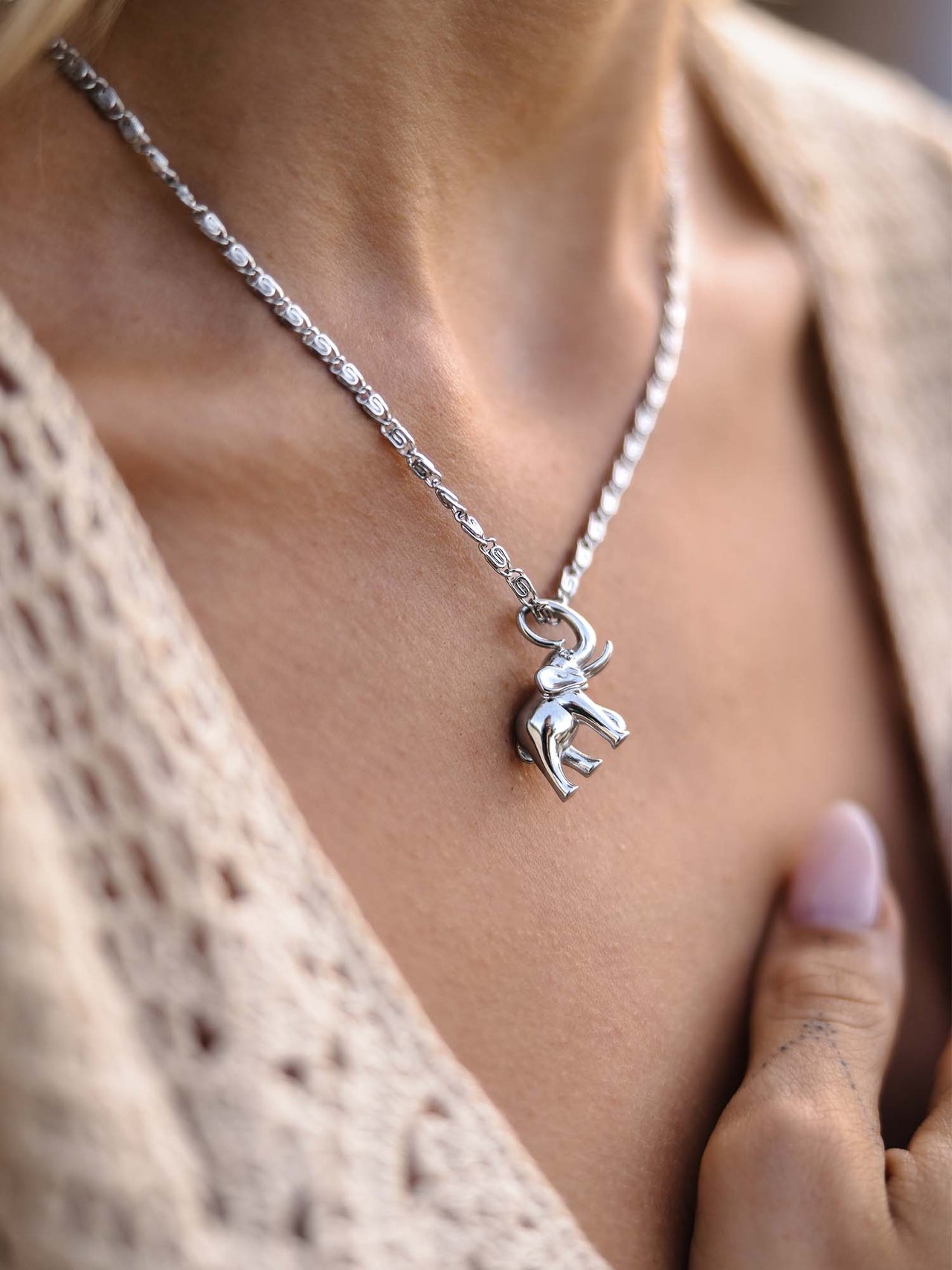 Flowing Strength Elefant Charm