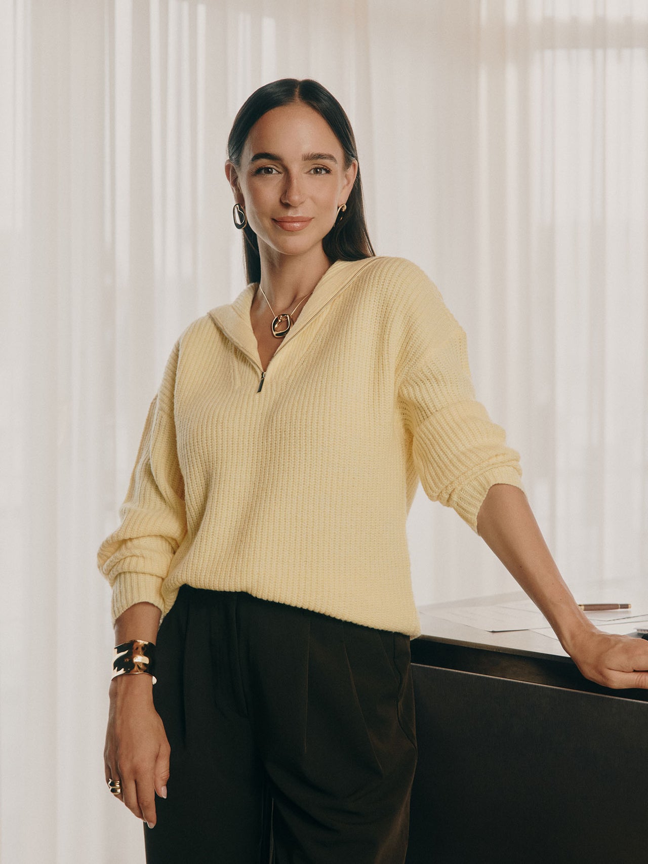 Elegante PURELEI Kette mit runden Anhängern, getragen mit lässigem, cremefarbenem Pullover.