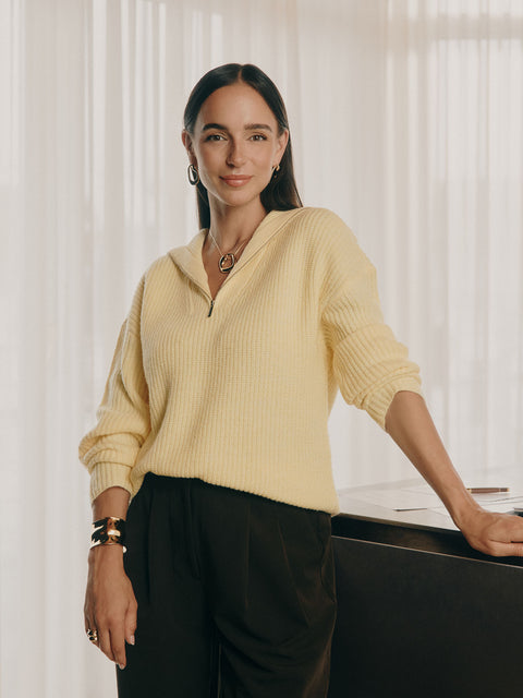 Elegante PURELEI Kette mit runden Anhängern, getragen mit lässigem, cremefarbenem Pullover.