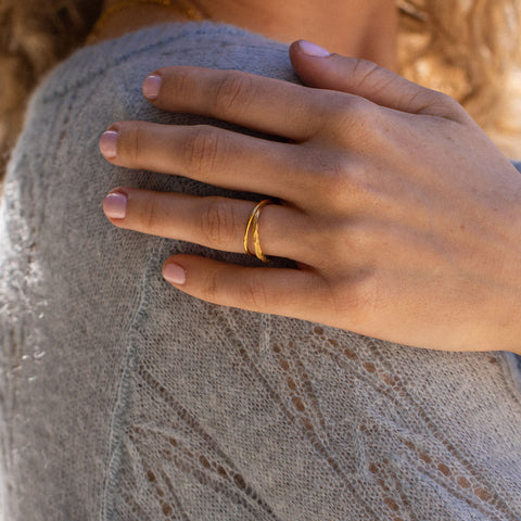 PURELEI Double Match Anxiety Ring aus 18K Gold mit gehämmertem Design, elegant am Finger getragen.