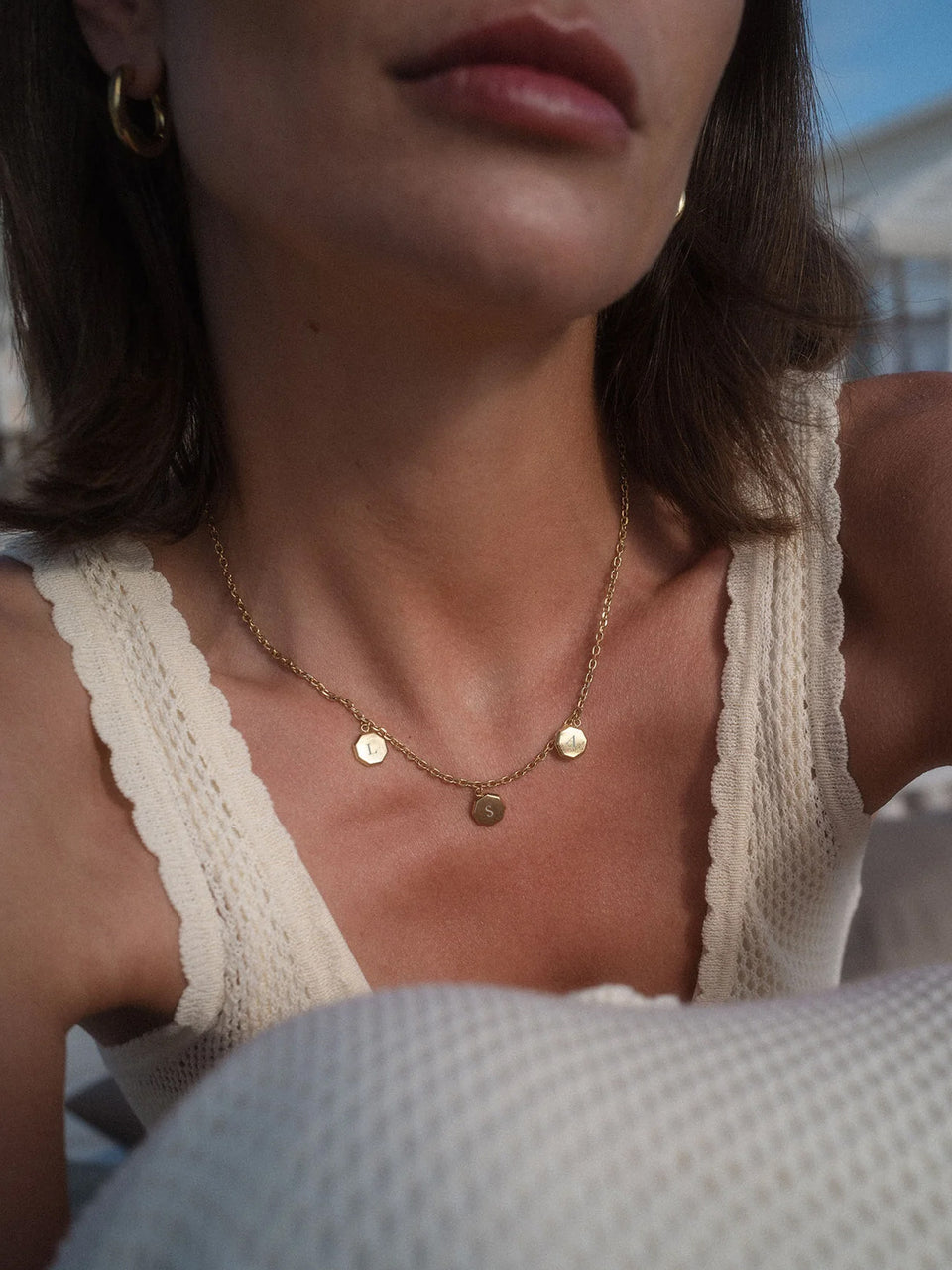 Roségoldene Kette mit Anhängern, getragen in sanfter Lichtstimmung, von PURELEI.