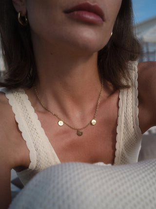 Roségoldene Kette mit Anhängern, getragen in sanfter Lichtstimmung, von PURELEI.