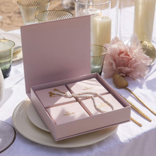 Aloha Geschenkbox für 4 Produkte in zartem Rosé mit tropischem Blätterprint und goldveredelter Schrift von PURELEI