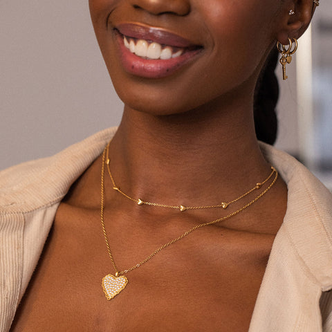 PURELEI Alohi Heart Kette aus vergoldetem Edelstahl mit zarten Herzdetails, warm und feminin am Dekolleté getragen