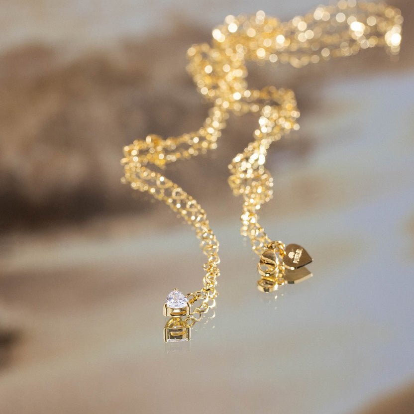 Endless Love Kette von PURELEI, goldene Herzketten mit Zirkonia-Anhänger, filigran und elegant, warmes Lichtspiel, femininer Charme