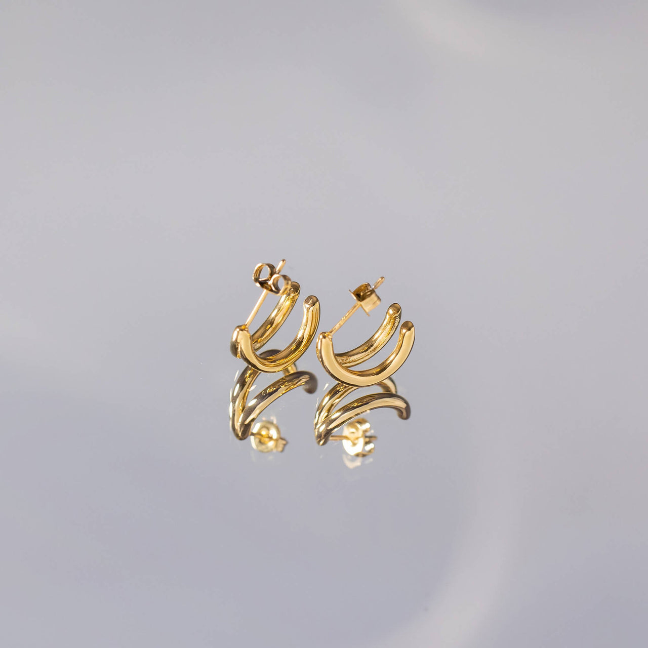 PURELEI Airflow Ohrringe aus 18K vergoldetem Edelstahl, elegante Creolen mit fließender Form, clean & edel.