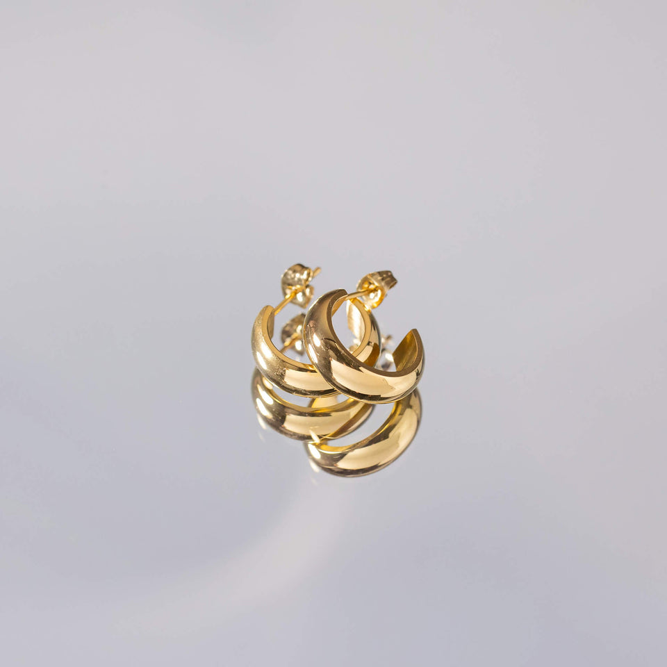 PURELEI Breathe Ohrringe goldene Edelstahl-Creolen mit sanfter Rundung, elegant und zeitlos glänzend.