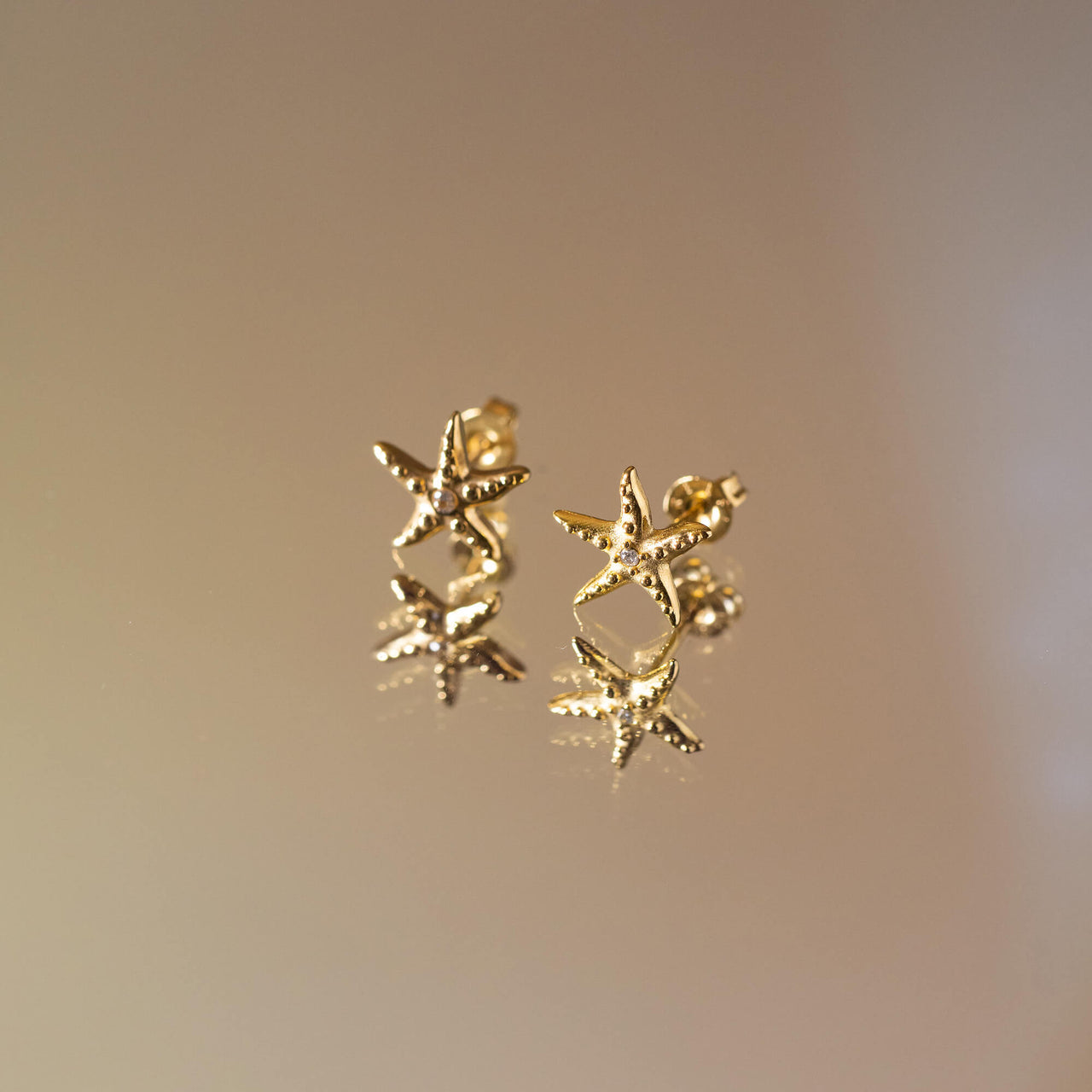 Aloha Starfish Ohrringe von PURELEI, goldene Seestern-Ohrstecker mit Zirkonia, elegant und feminin, inspiriert von Hawaii.