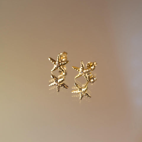 Aloha Starfish Ohrringe von PURELEI, goldene Seestern-Ohrstecker mit Zirkonia, elegant und feminin, inspiriert von Hawaii.