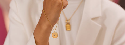 PURELEI Gravur-Service Amulett Elegance Kette in Gold, filigran und elegant vor hellem Hintergrund