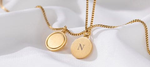 PURELEI Gravur-Service Love Letter Kette in Gold, elegant auf weißem Stoff, zeitlose feminine Note