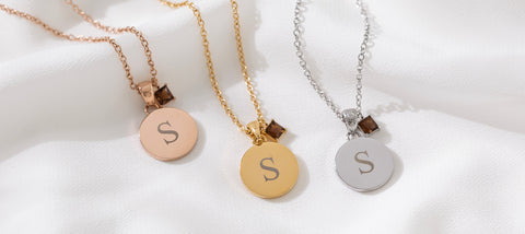 Gravur-Service - Poetic Kette: Drei personalisierte Plättchen in Roségold, Gold und Silber auf weißem Leinen von PURELEI.