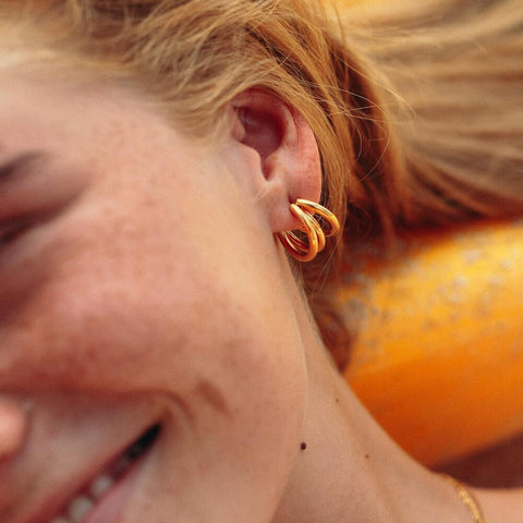 Eono Ohrringe aus 18K vergoldetem Edelstahl, dreifache Creolen am Ohr, warm und elegant, PURELEI.