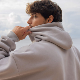 Beige Kapuzenpullover aus weichem Material, lässig und elegant, inspiriert von PURELEI.