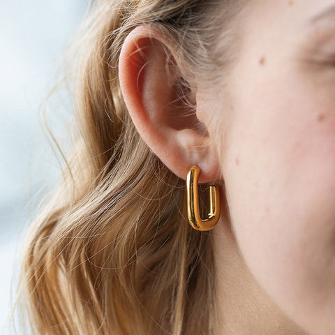 PURELEI Hula Ohrringe in 18K Gold, cleanes Design, elegant getragen, feminine, warme Ausstrahlung.