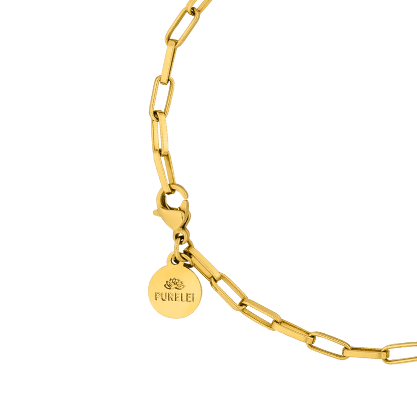 Waina Armband aus 18K vergoldetem Edelstahl mit feiner Gliederkette und PURELEI Logoanhänger, elegant und feminin.