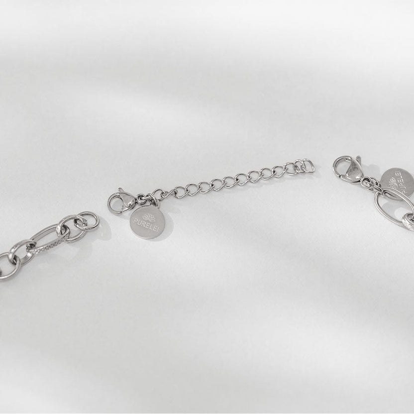 Silberner Extender Universal Kette aus Edelstahl mit PURELEI-Logo, elegant und zeitlos für individuellen Layering-Style.