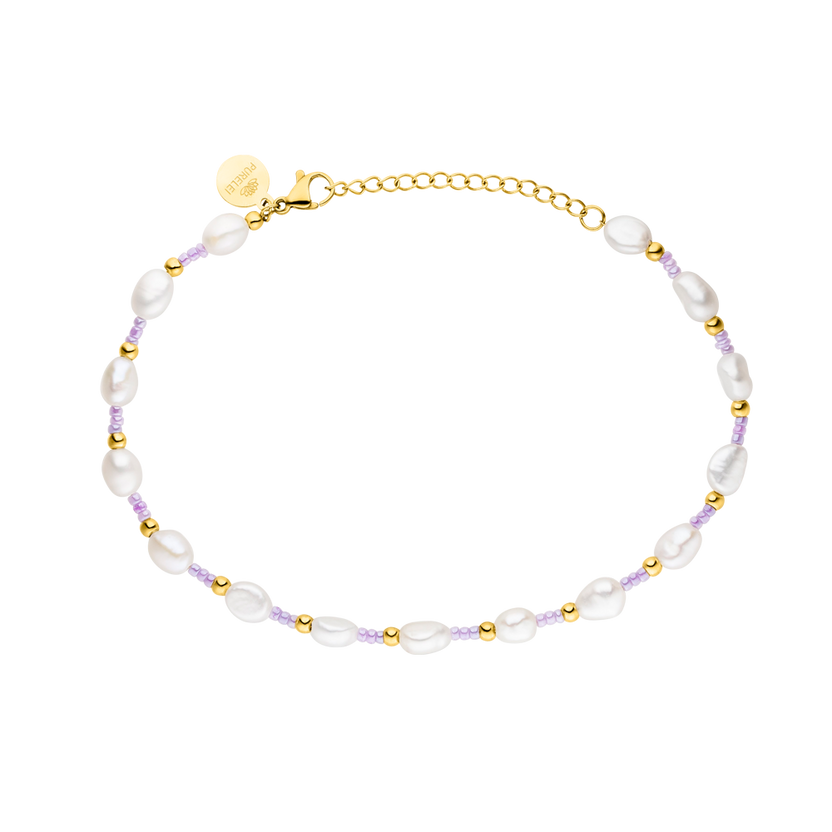 Nakala Fußkettchen von PURELEI mit Süßwasserperlen und pastellvioletten Glasperlen, goldfarben, elegant und feminin.