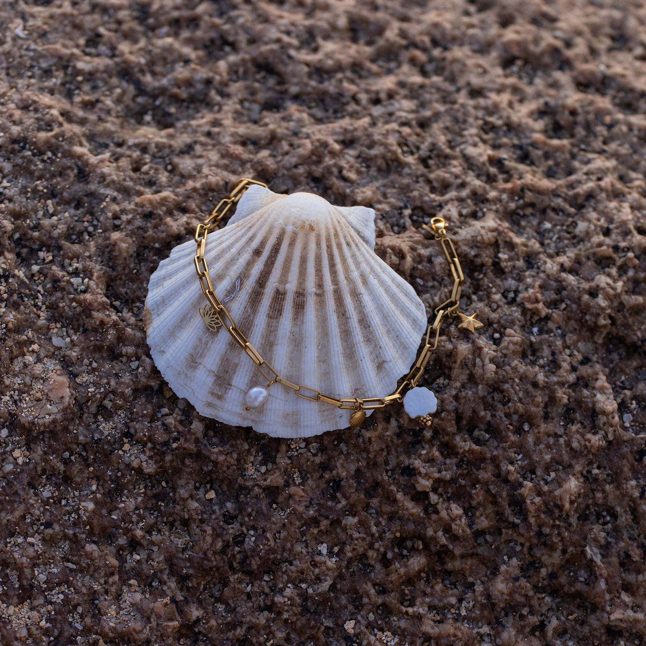 PURELEI Summer Fußkette aus 18K vergoldetem Edelstahl mit Muschel- und Perlenanhängern auf Sandstein, beachy elegance