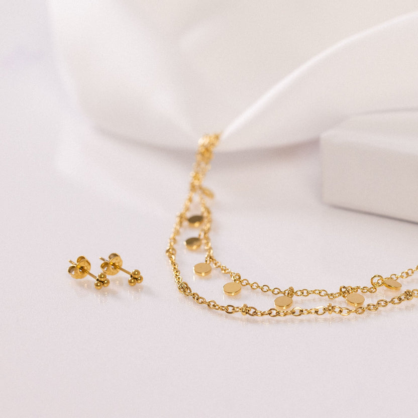 PURELEI Plain Ohrringe aus 18K vergoldetem Edelstahl mit filigranen Kugeln, clean und elegant inszeniert.