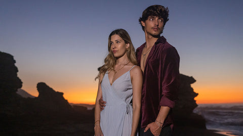 Zwei Personen im Abendlicht tragen filigranen PURELEI Gravur-Service - Share Love Kette, elegant und zeitlos im Insel-Style