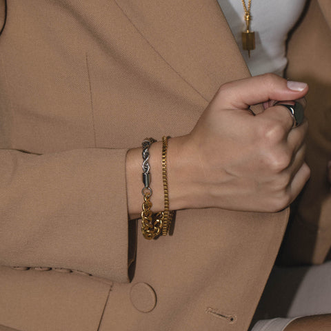 PURELEI Solidarity Armband aus 18K vergoldetem Edelstahl, warmes Design, edel und zeitlos am Handgelenk getragen.