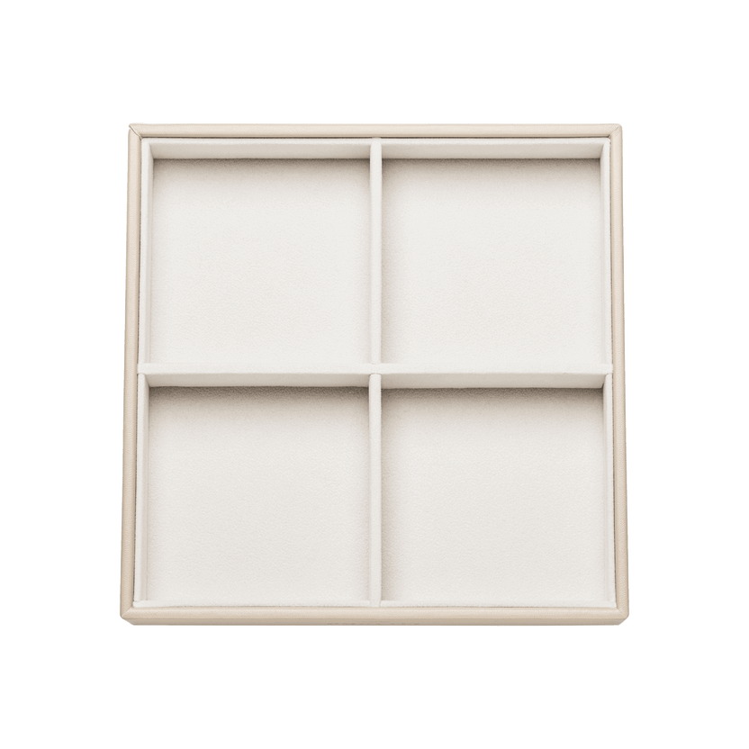 Helle Schmuckaufbewahrung von PURELEI mit vier Fächern, elegant und minimalistisch.