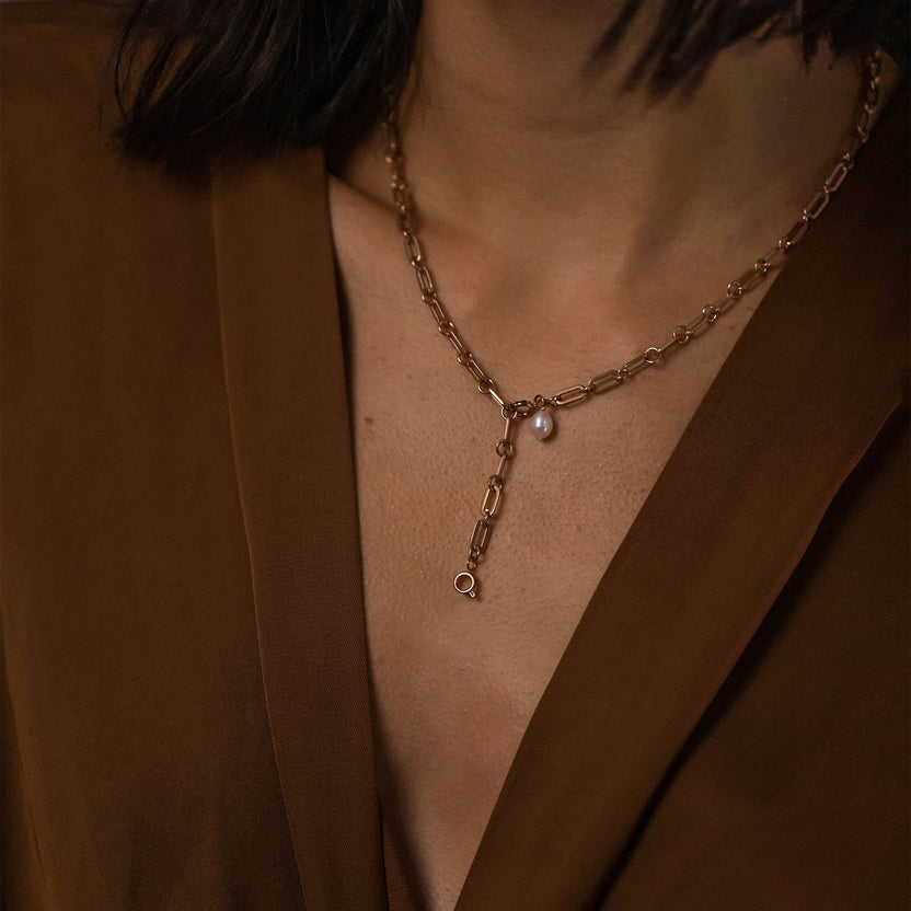 Goldene Kette mit Mondanhänger, elegant und feminin, getragen von PURELEI.